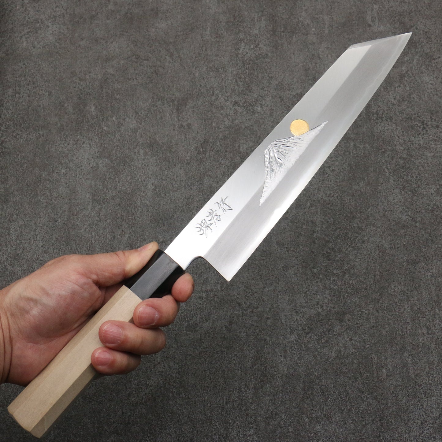 堺 孝行 窪田金彫刻 富士と夕焼 青ニ鋼 切付牛刀包丁 240mm 朴 (口輪:水牛)柄 - 清助刃物