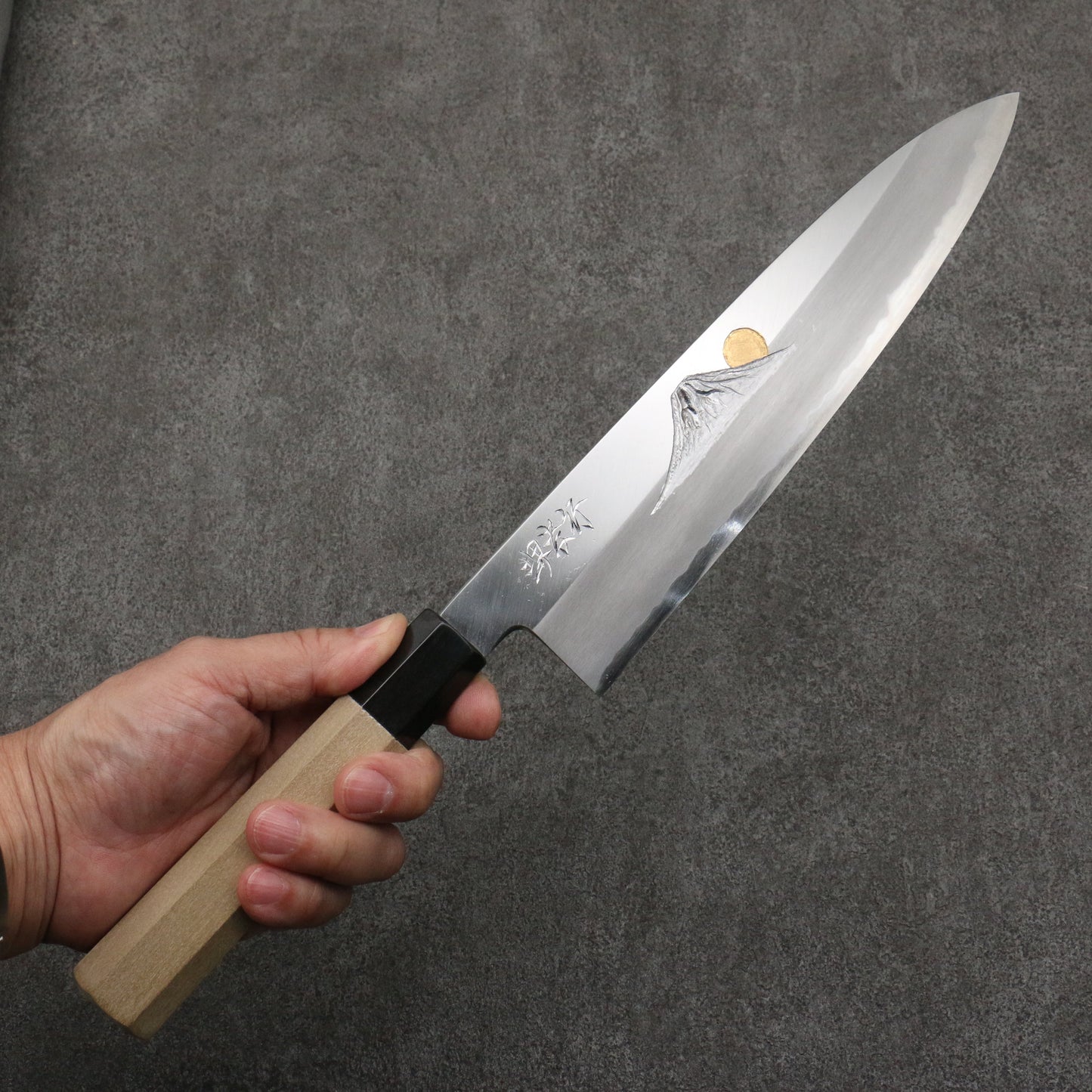 堺 孝行 窪田金彫刻 富士と夕焼 青ニ鋼 牛刀包丁 240mm 朴 (口輪:水牛)柄 - 清助刃物
