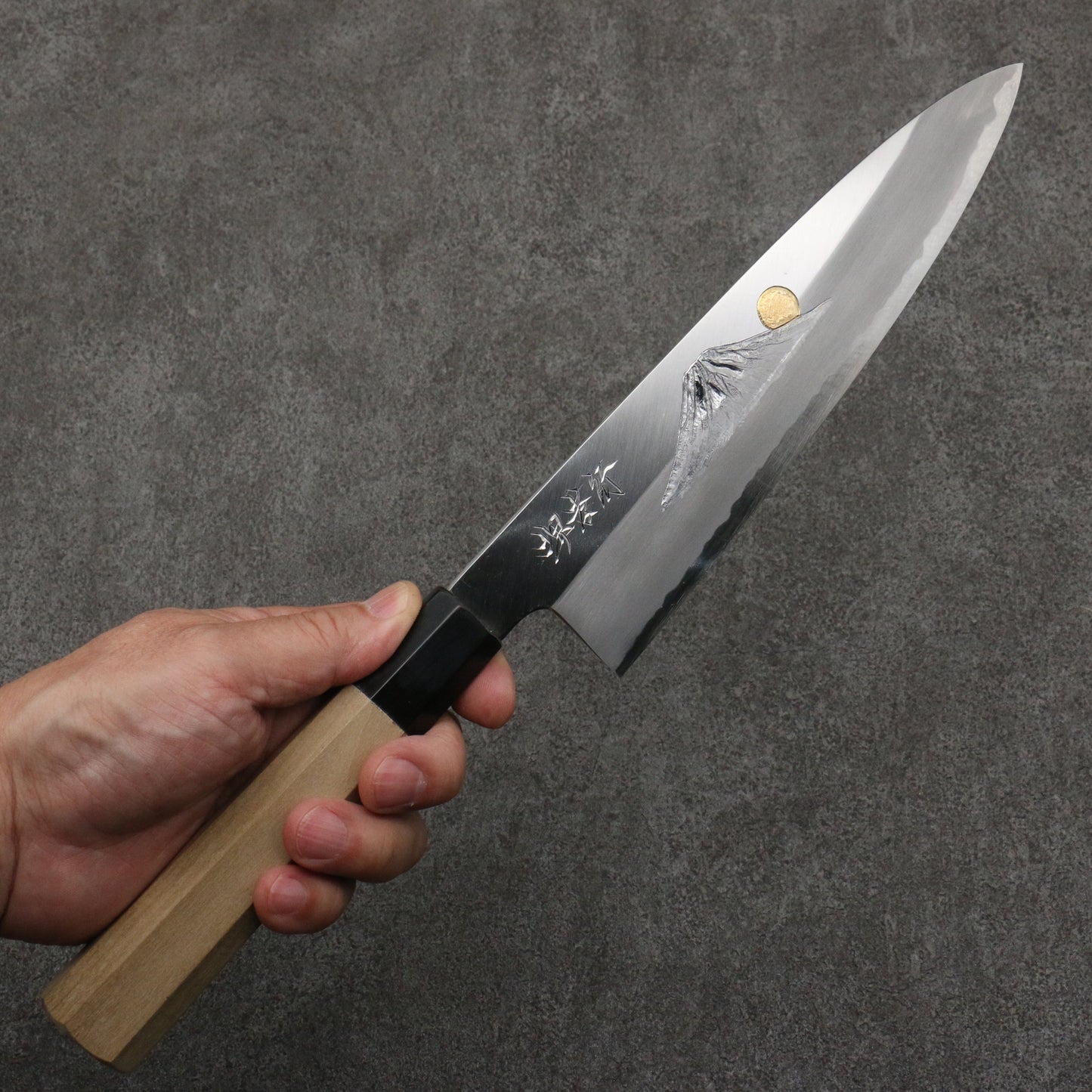 堺 孝行 窪田金彫刻 富士と夕焼 青ニ鋼 牛刀包丁 210mm 朴 (口輪:水牛)柄 - 清助刃物