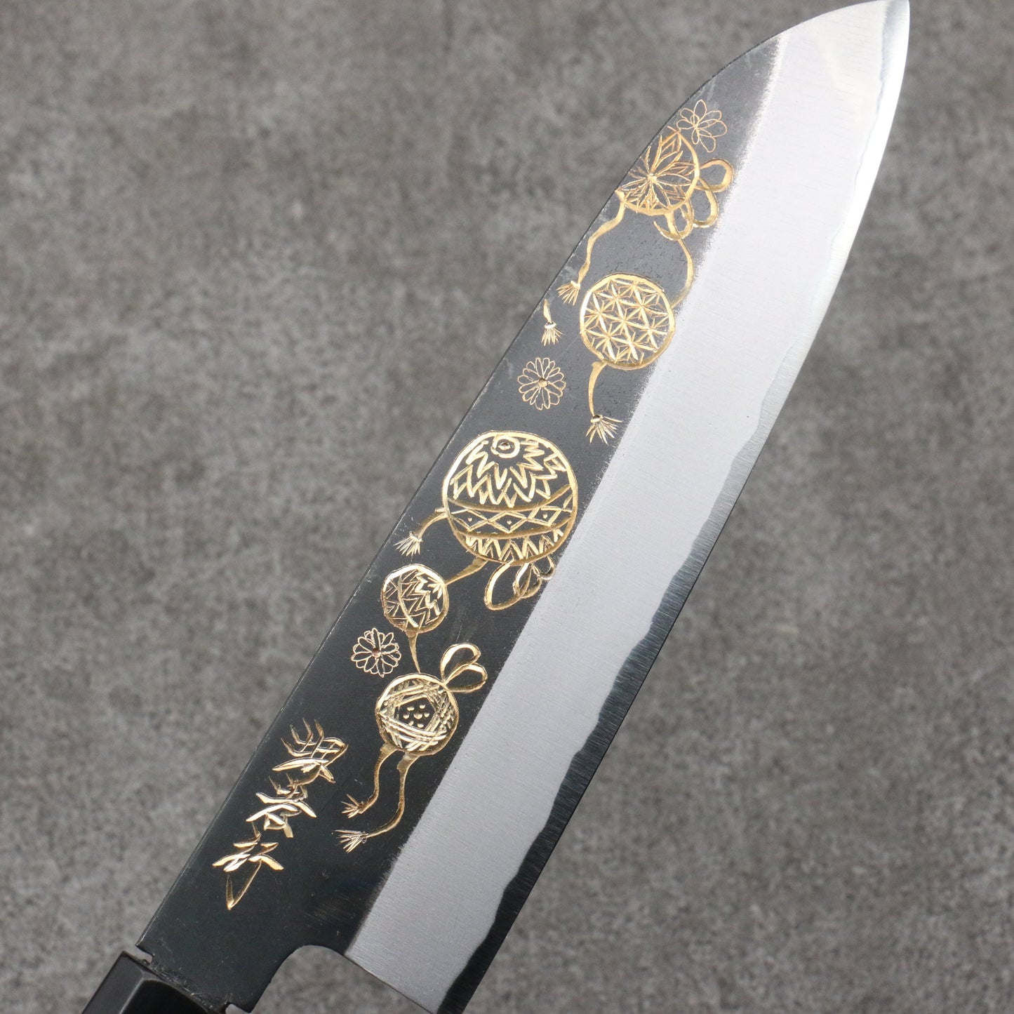 堺 孝行 窪田金彫刻 手鞠 白ニ鋼 黒仕上げ 三徳包丁 180mm 黒檀柄 - 清助刃物
