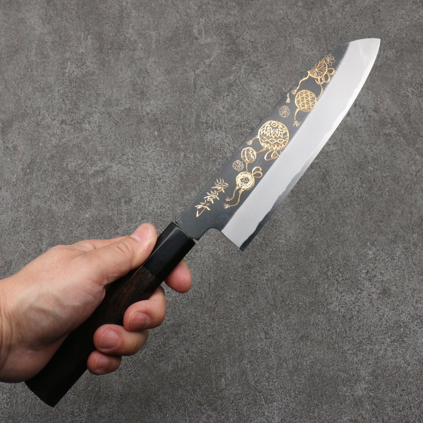 堺 孝行 窪田金彫刻 手鞠 白ニ鋼 黒仕上げ 三徳包丁 180mm 黒檀柄 - 清助刃物