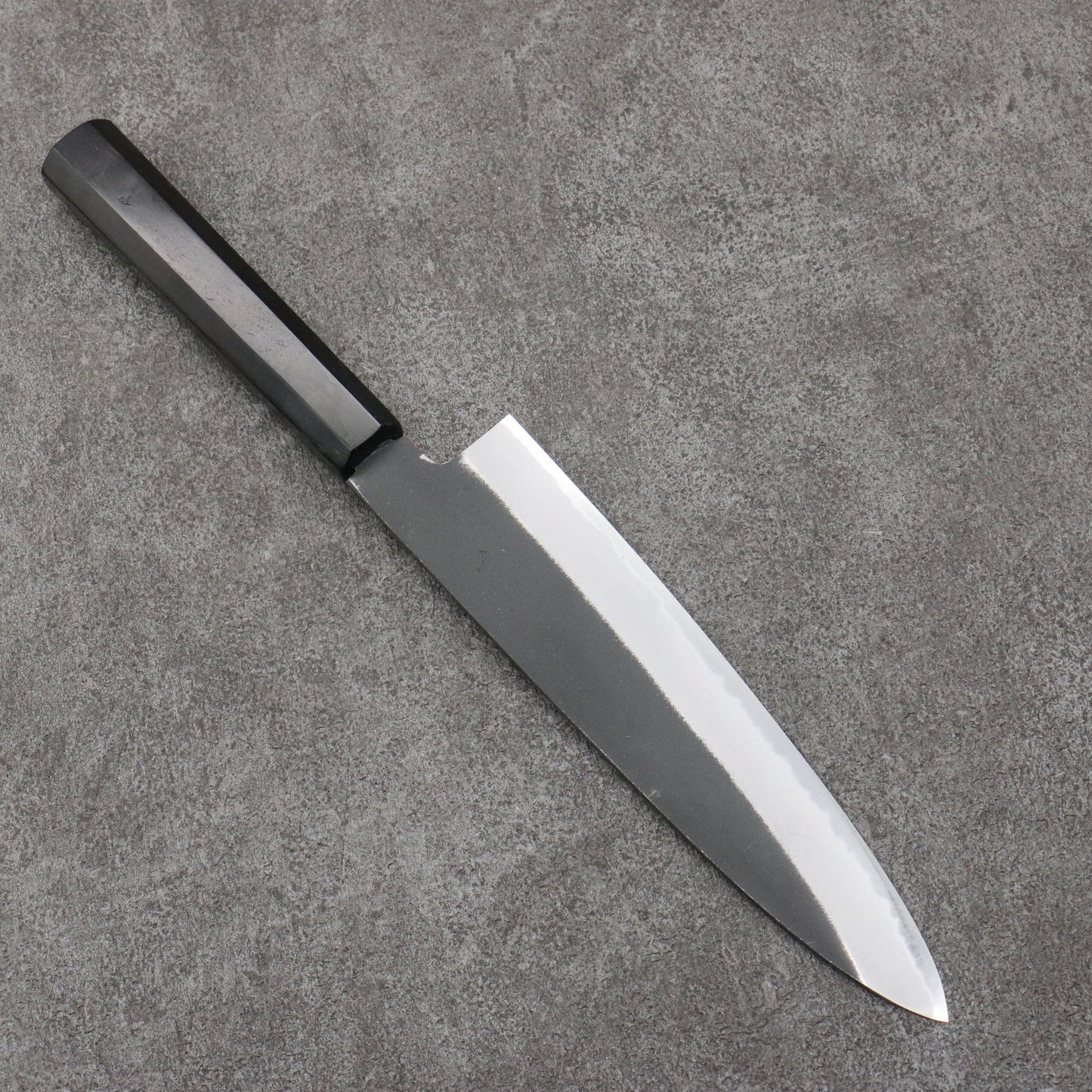 堺 孝行 窪田金彫刻 金剛力士 白ニ鋼 黒仕上げ 牛刀包丁 210mm 黒檀柄 - 清助刃物