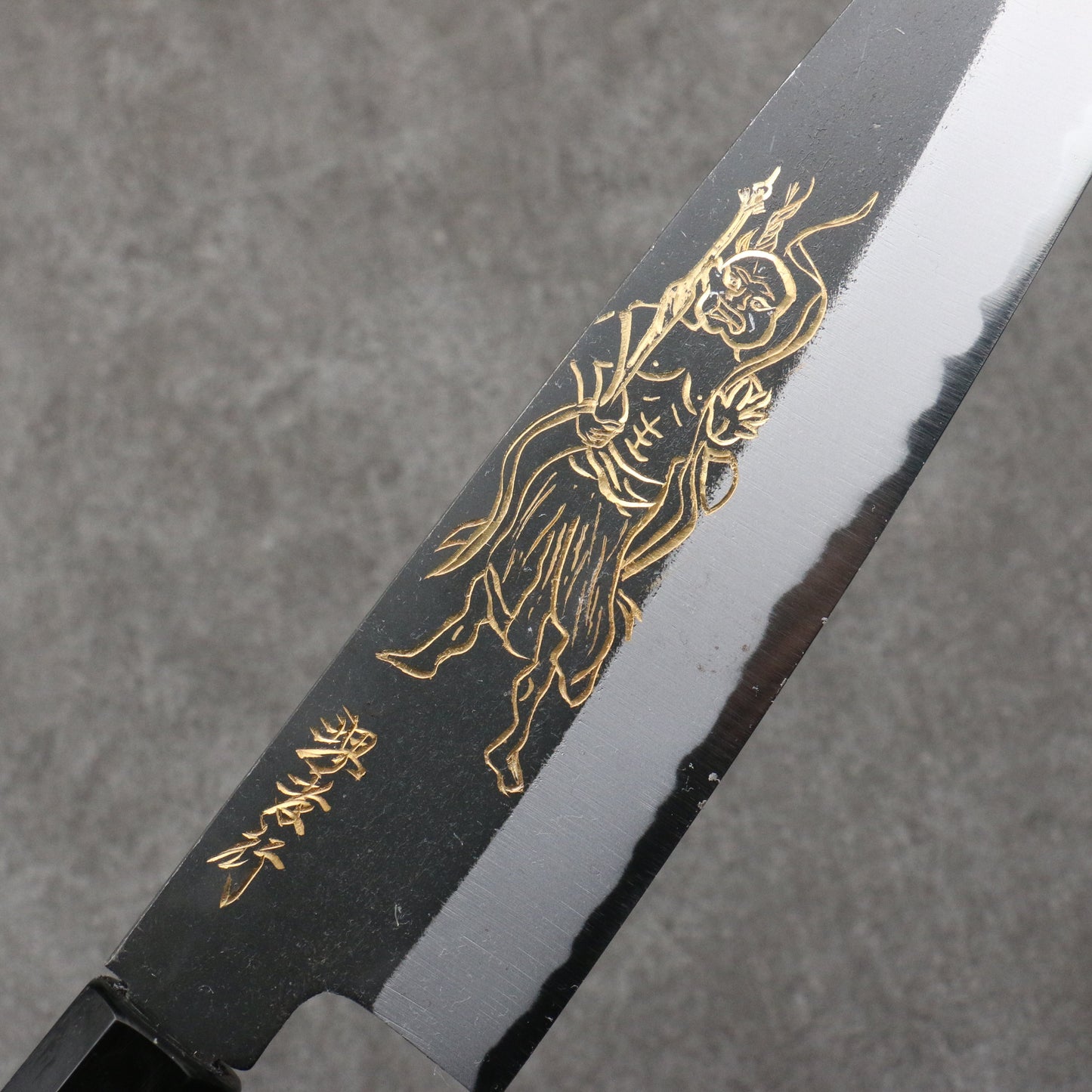 堺 孝行 窪田金彫刻 金剛力士 白ニ鋼 黒仕上げ 牛刀包丁 210mm 黒檀柄 - 清助刃物