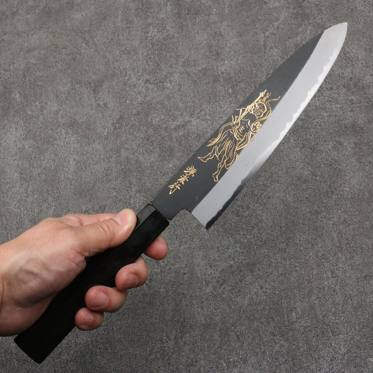 堺 孝行 窪田金彫刻 金剛力士 白ニ鋼 黒仕上げ 牛刀包丁 210mm 黒檀柄 - 清助刃物