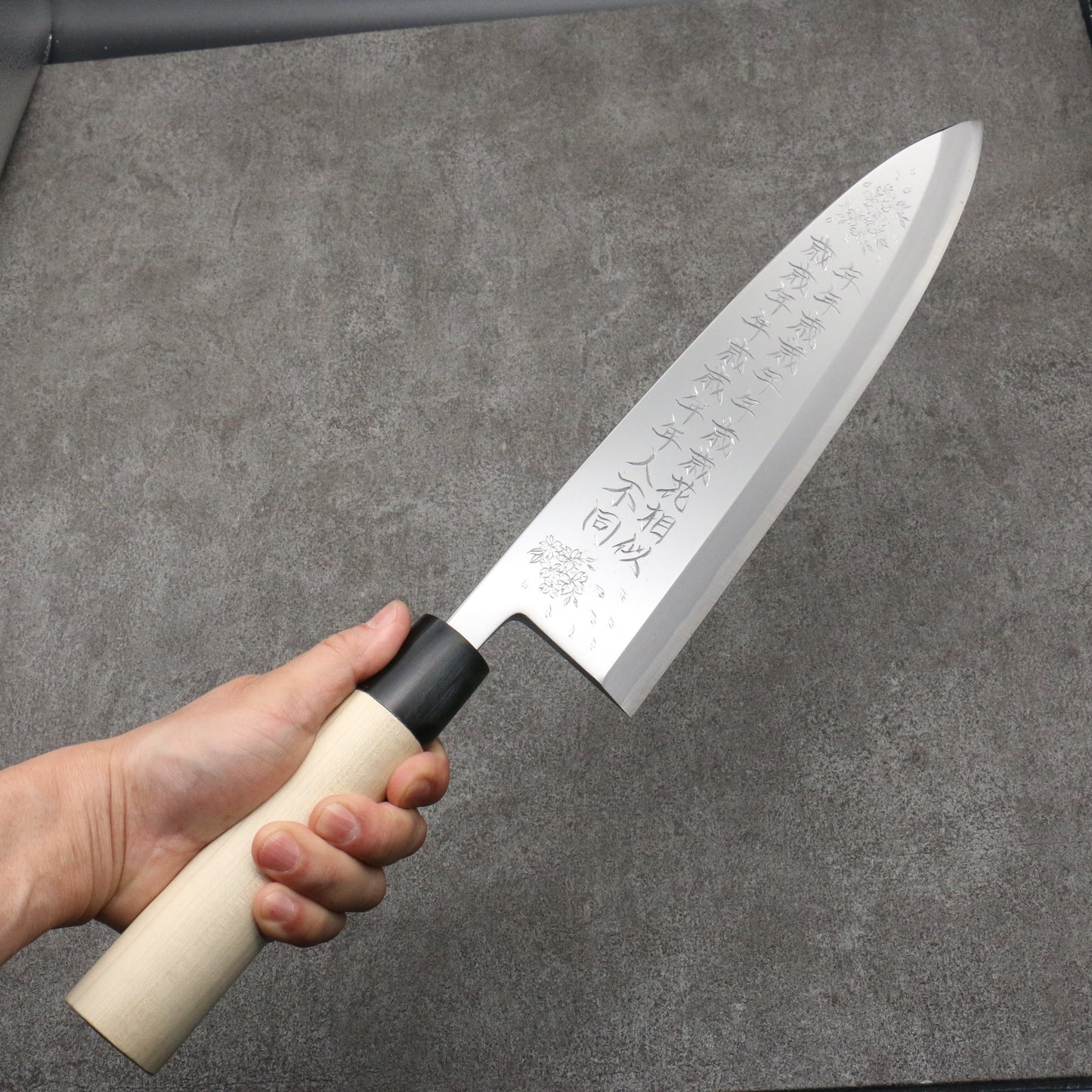 堺 孝行 窪田彫刻 年年歳歳 白鋼 出刃包丁 300mm 朴柄 - 清助刃物