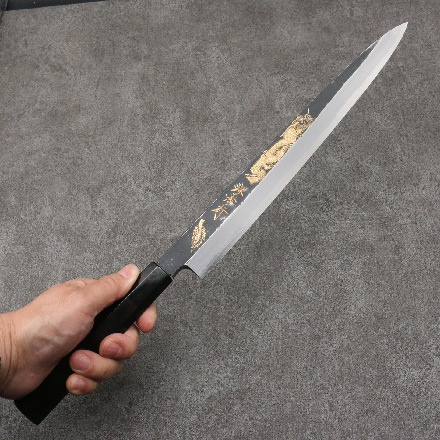 堺 孝行 窪田金彫刻 昇龍 白ニ鋼 黒仕上げ 柳刃包丁 300mm 黒檀柄 - 清助刃物