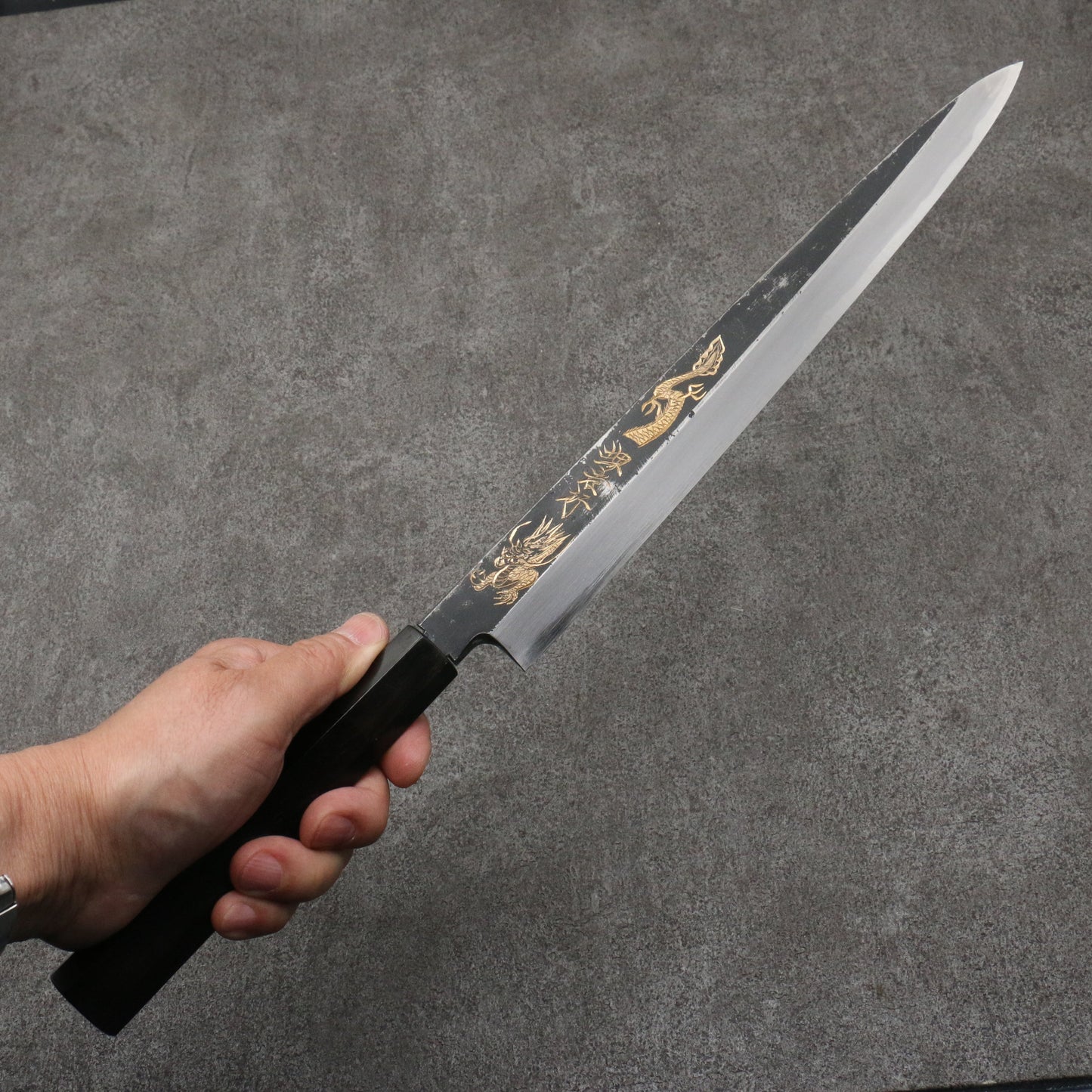 堺 孝行 窪田金彫刻 金龍 白ニ鋼 黒仕上げ 柳刃包丁 300mm 黒檀柄 - 清助刃物