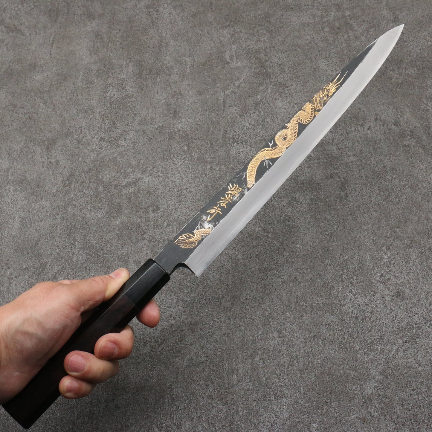 堺 孝行 窪田金彫刻 天龍 白ニ鋼 黒仕上げ 柳刃包丁 300mm 黒檀柄 - 清助刃物