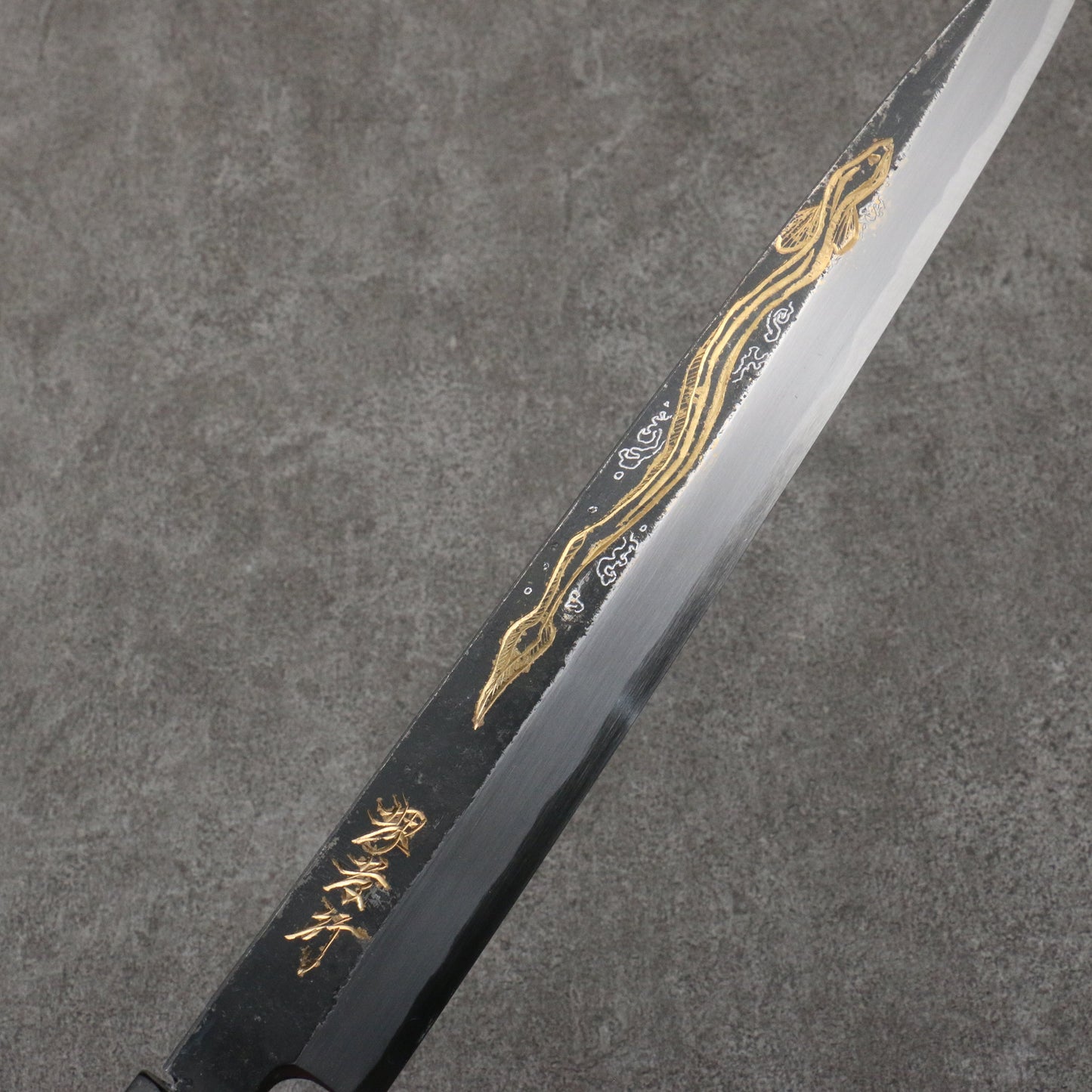堺 孝行 窪田金彫刻 鰻 白ニ鋼 黒仕上げ 柳刃包丁 300mm 黒檀柄 - 清助刃物
