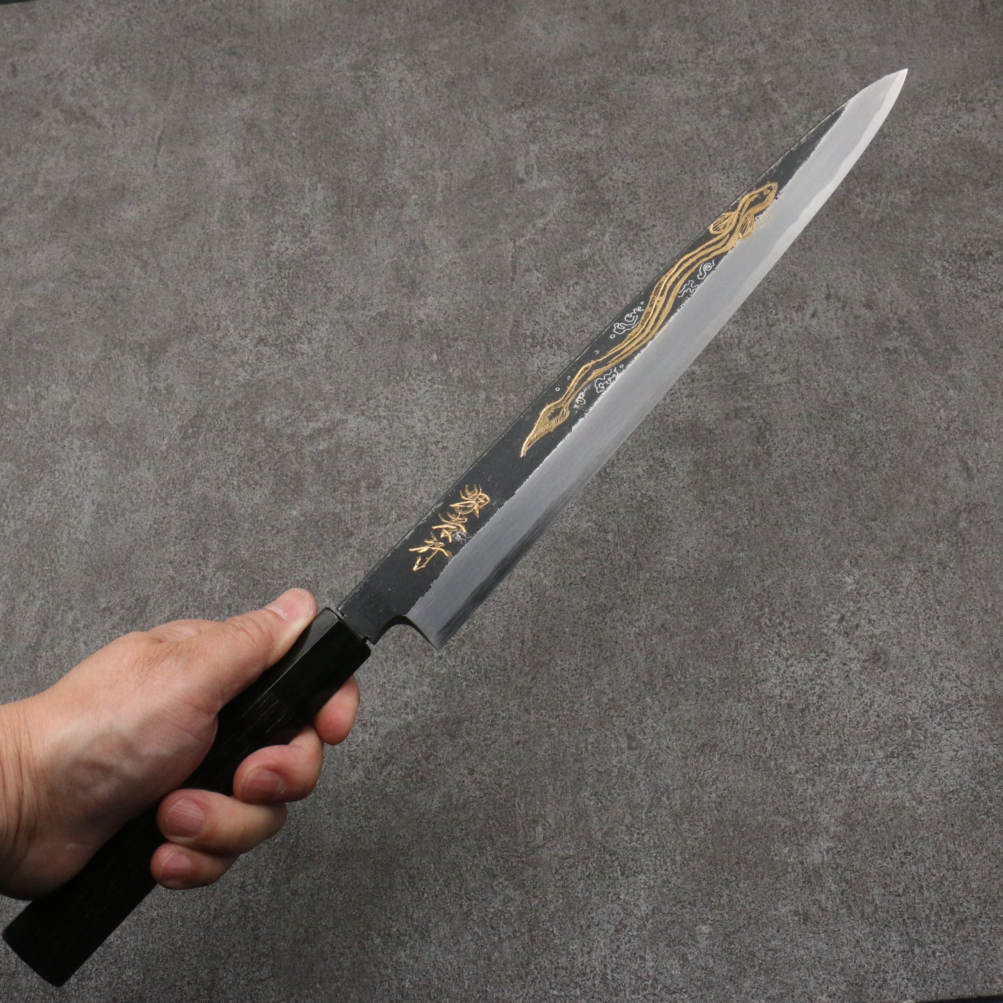 堺 孝行 窪田金彫刻 鰻 白ニ鋼 黒仕上げ 柳刃包丁 300mm 黒檀柄 - 清助刃物