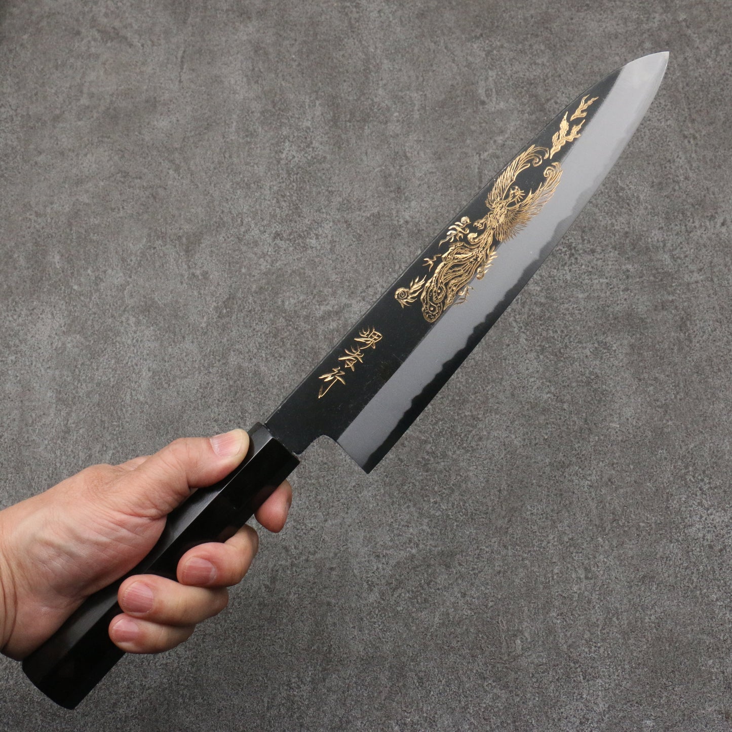 堺 孝行 窪田金彫刻 鳳凰 白ニ鋼 黒仕上げ 牛刀包丁 240mm 黒檀柄 - 清助刃物