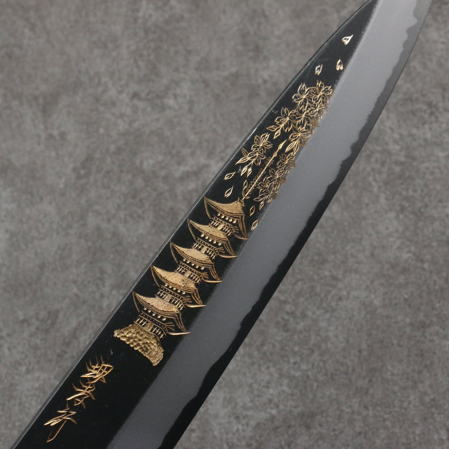 堺 孝行 窪田金彫刻 五重塔 白ニ鋼 黒仕上げ 牛刀包丁 240mm 黒檀柄 - 清助刃物