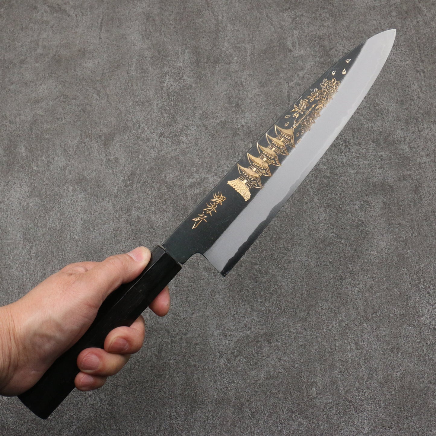 堺 孝行 窪田金彫刻 五重塔 白ニ鋼 黒仕上げ 牛刀包丁 240mm 黒檀柄 - 清助刃物