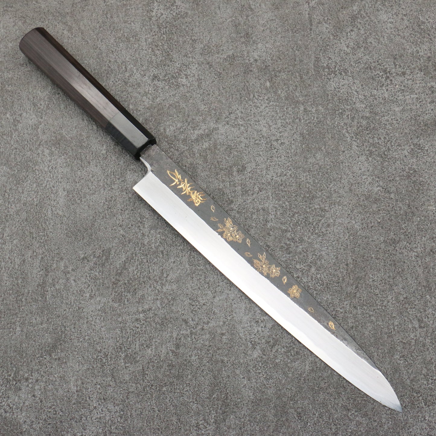堺 孝行 窪田金彫刻 桜 白ニ鋼 黒仕上げ 柳刃包丁 240mm 黒檀柄 - 清助刃物