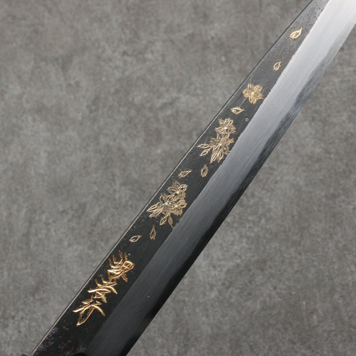 堺 孝行 窪田金彫刻 桜 白ニ鋼 黒仕上げ 柳刃包丁 240mm 黒檀柄 - 清助刃物