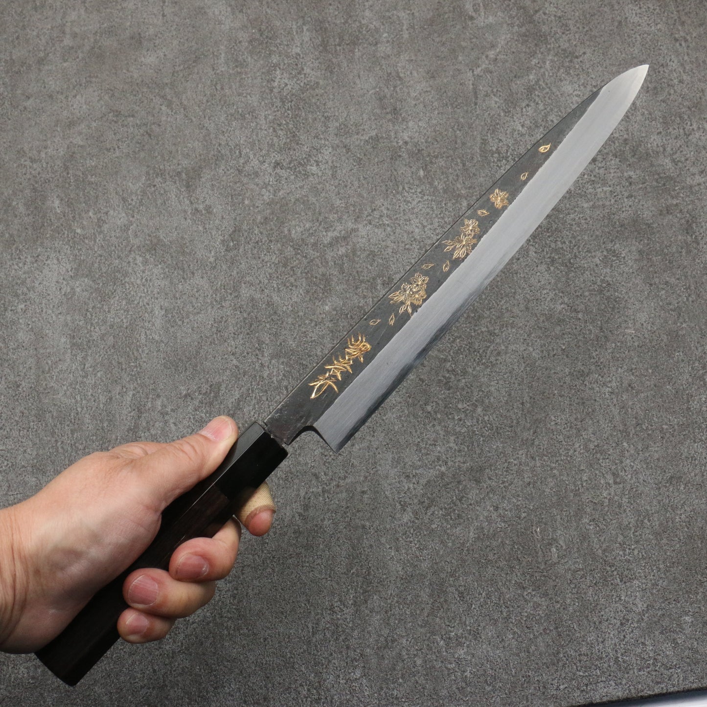 堺 孝行 窪田金彫刻 桜 白ニ鋼 黒仕上げ 柳刃包丁 240mm 黒檀柄 - 清助刃物