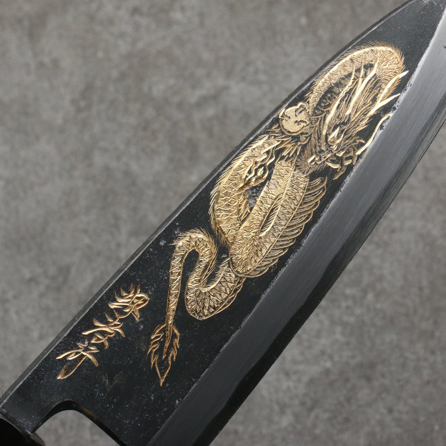 堺 孝行 窪田金彫刻 一登竜門 白ニ鋼 黒仕上げ 出刃包丁 180mm 黒檀柄 - 清助刃物