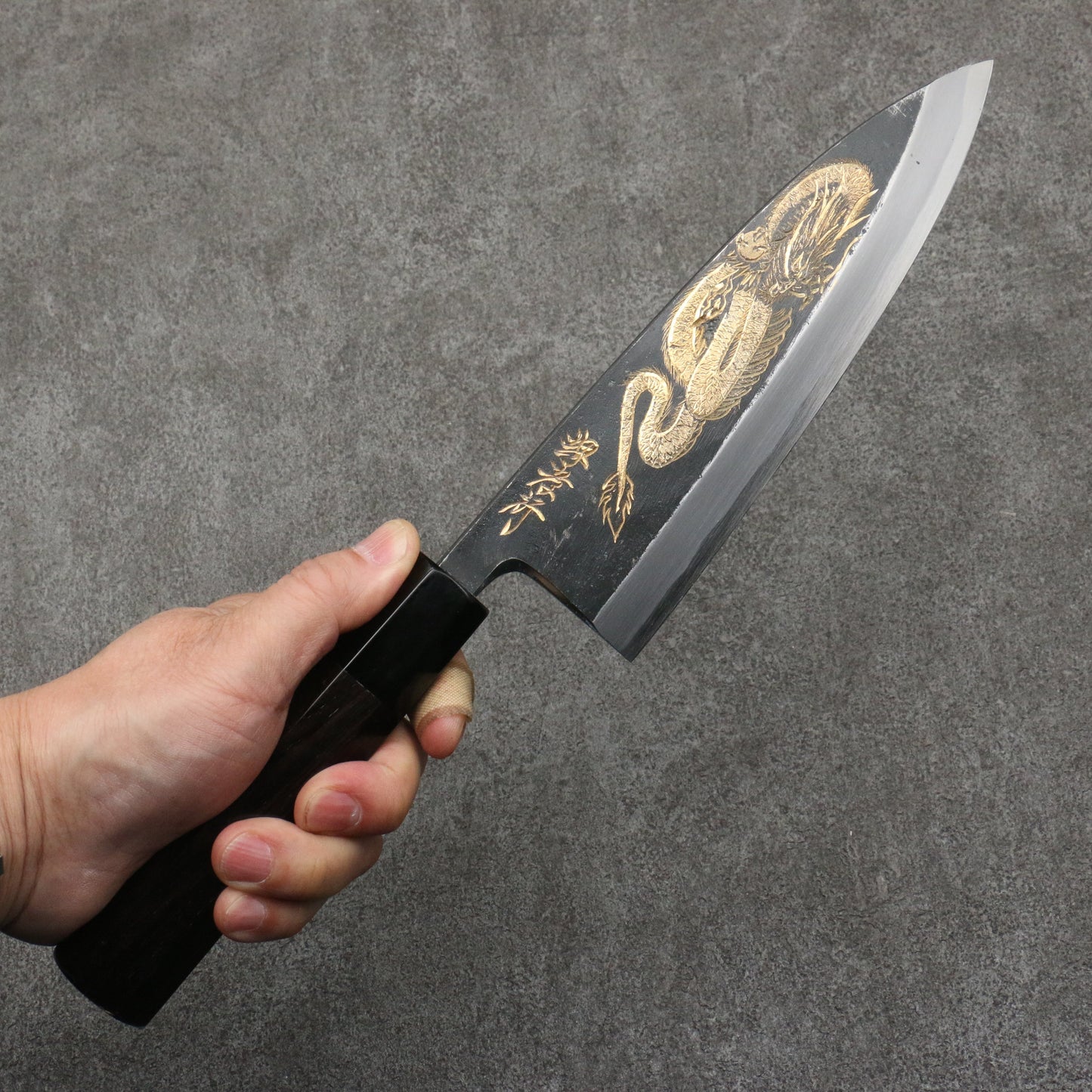 堺 孝行 窪田金彫刻 一登竜門 白ニ鋼 黒仕上げ 出刃包丁 180mm 黒檀柄 - 清助刃物