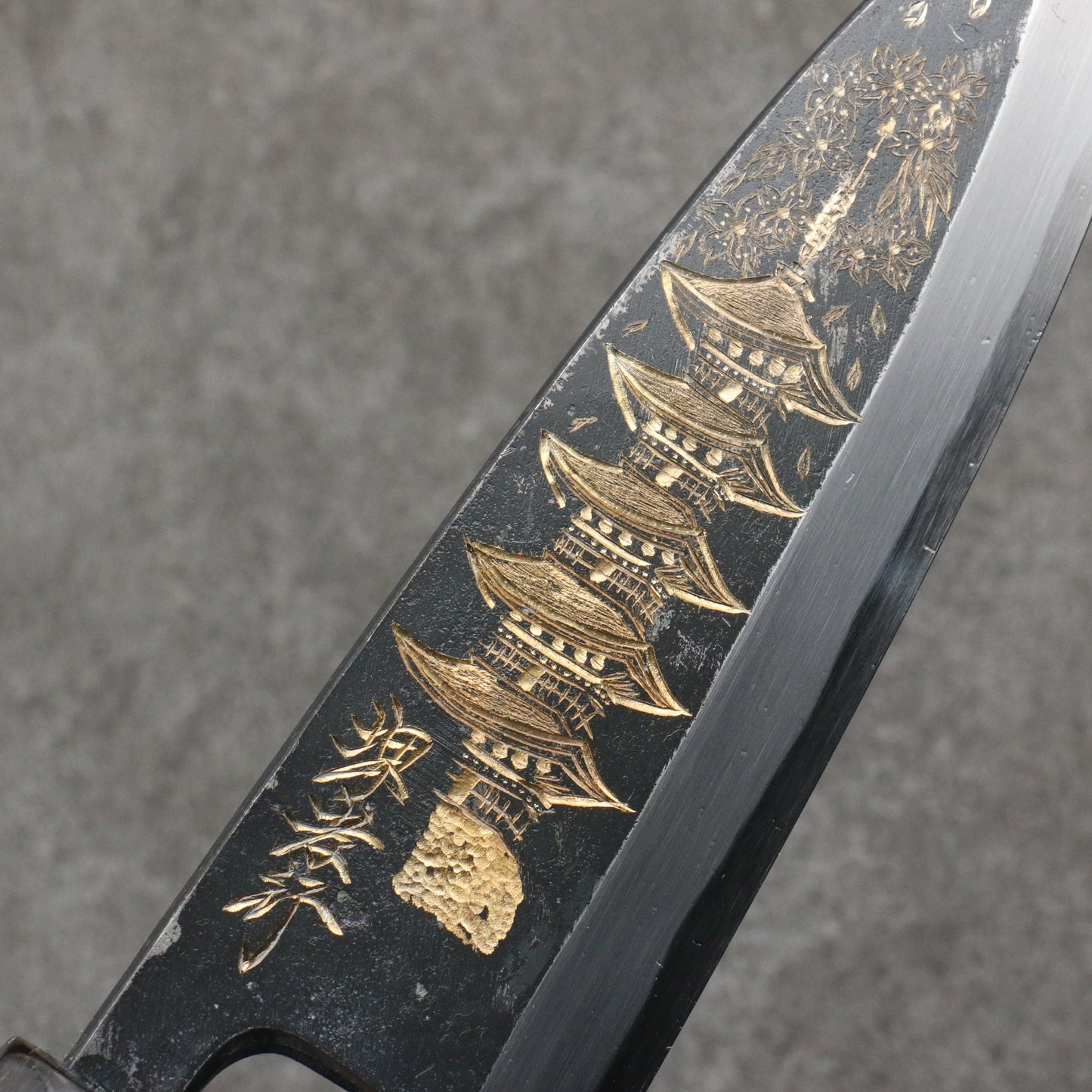 堺 孝行 窪田金彫刻 五重塔 白ニ鋼 黒仕上げ 出刃包丁 165mm 黒檀柄 - 清助刃物