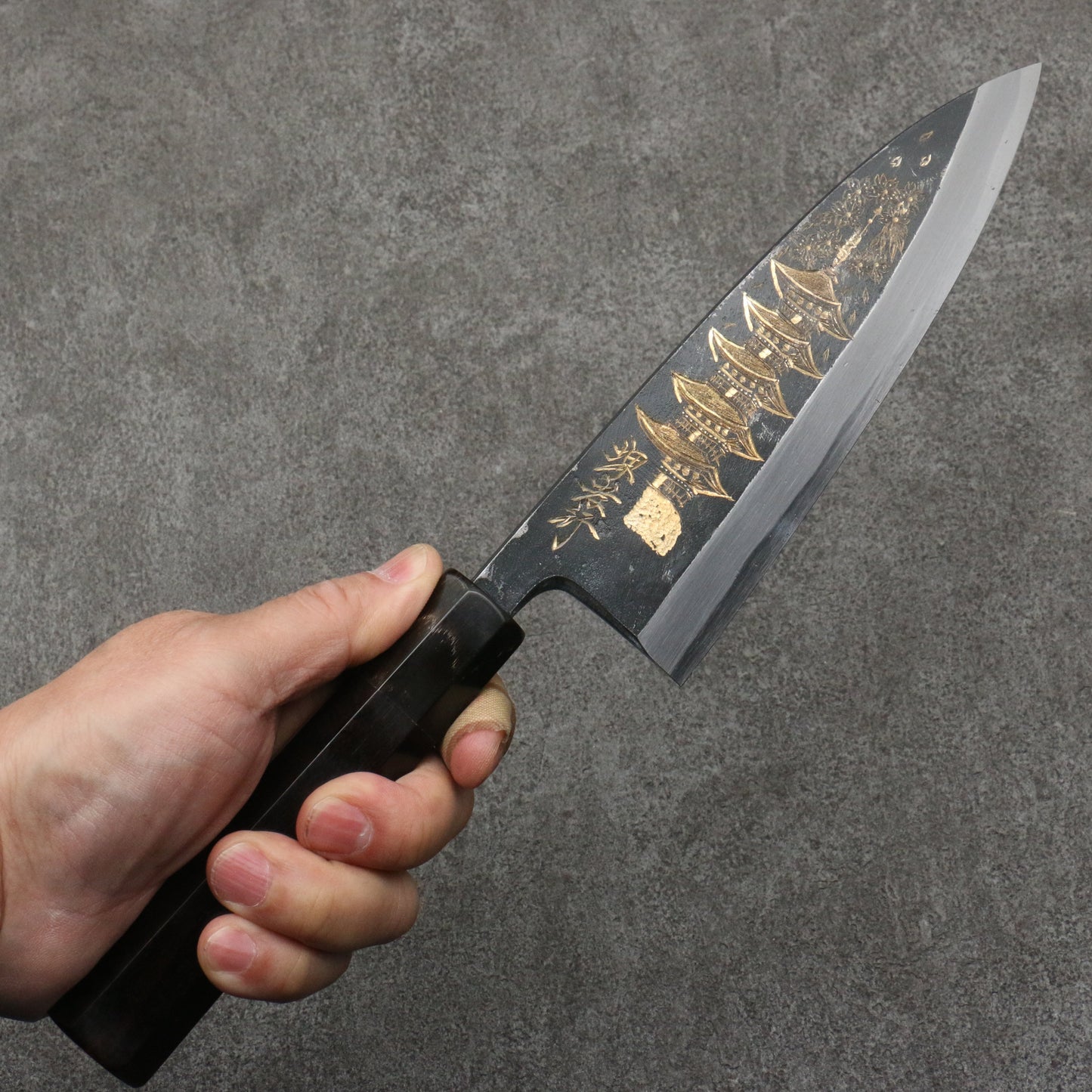堺 孝行 窪田金彫刻 五重塔 白ニ鋼 黒仕上げ 出刃包丁 165mm 黒檀柄 - 清助刃物
