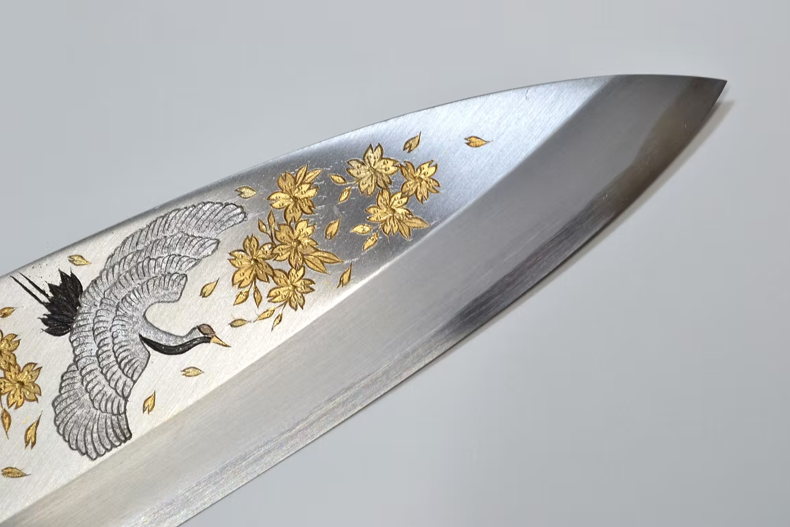 堺 孝行 窪田金属飾刻 舞鶴 白鋼 霞研 出刃包丁 240mm 朴 (口輪:水牛)柄