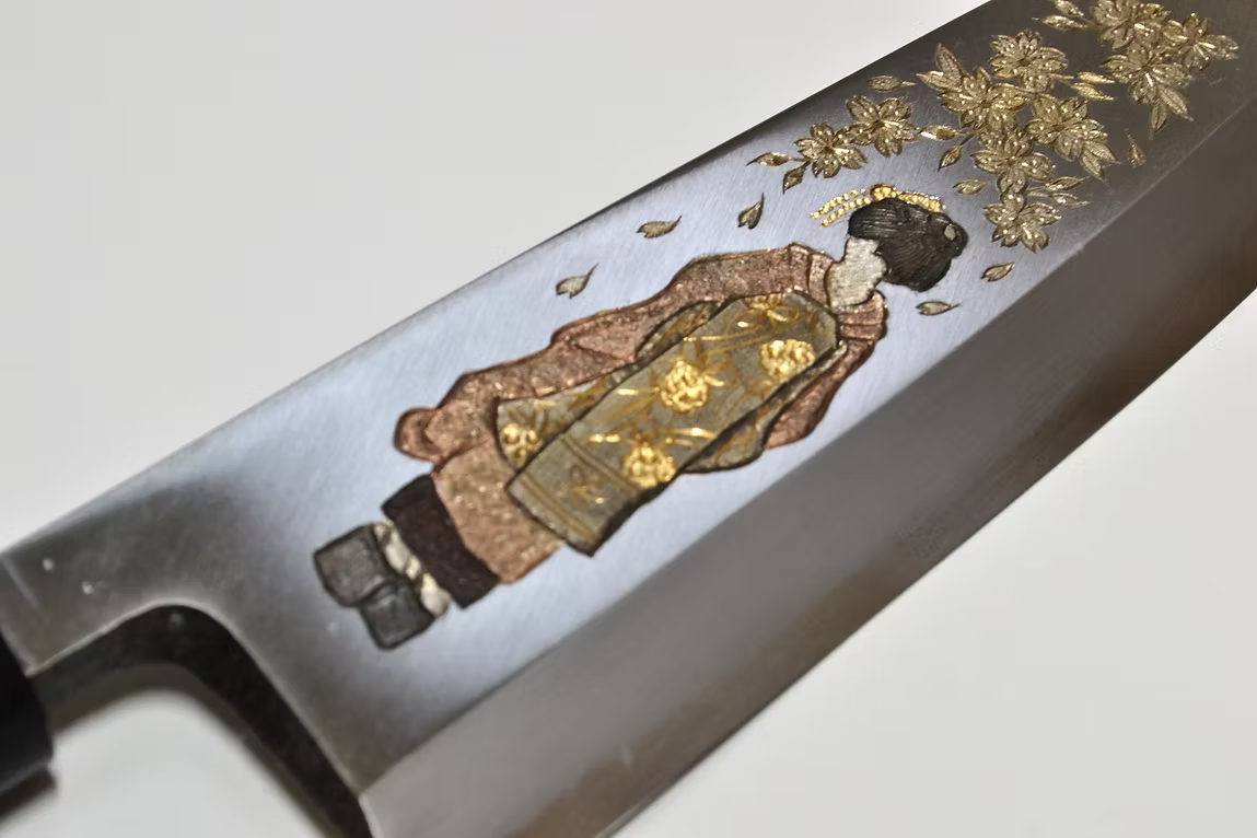 堺 孝行 窪田金属飾刻 舞妓と桜 白鋼 霞研 出刃包丁 240mm 朴 (口輪:水牛)柄