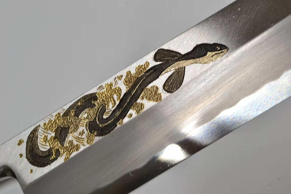 堺 孝行 窪田金属飾刻 鰻 白ニ鋼 霞研 うなぎ切 210mm 朴 (口輪:水牛)柄