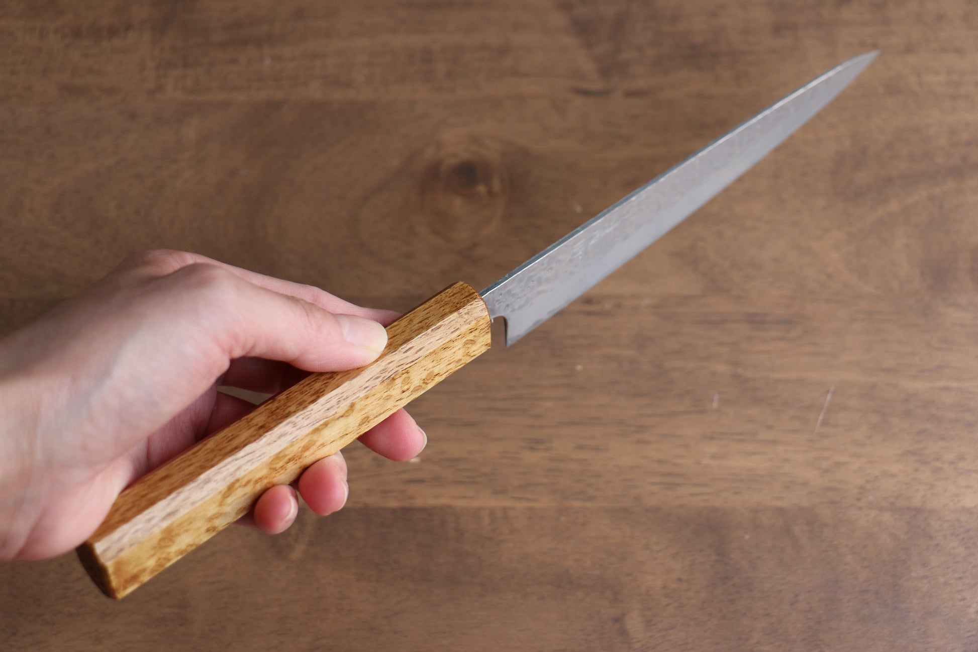 清助 月影 AUS10 磨き仕上げ 鎚目 ダマスカス ペティーナイフ  150mm 樫柄 - 清助刃物