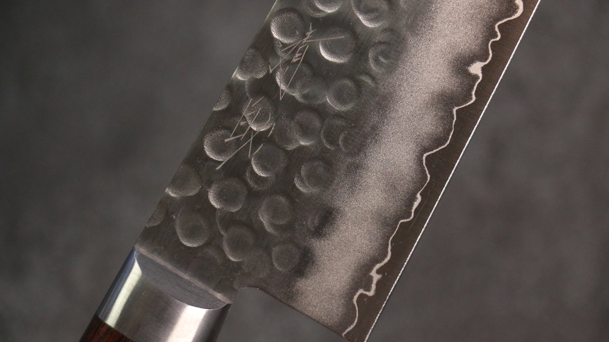 清助 スウェーデン鋼 鎚目 牛刀包丁  210mm マホガニー柄 - 清助刃物