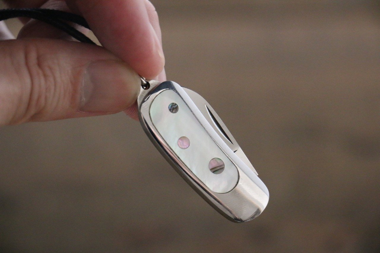 Moki Mini Pendant Pocket Knife w/ White Mother of Pearl and Abalone Circles - 清助刃物