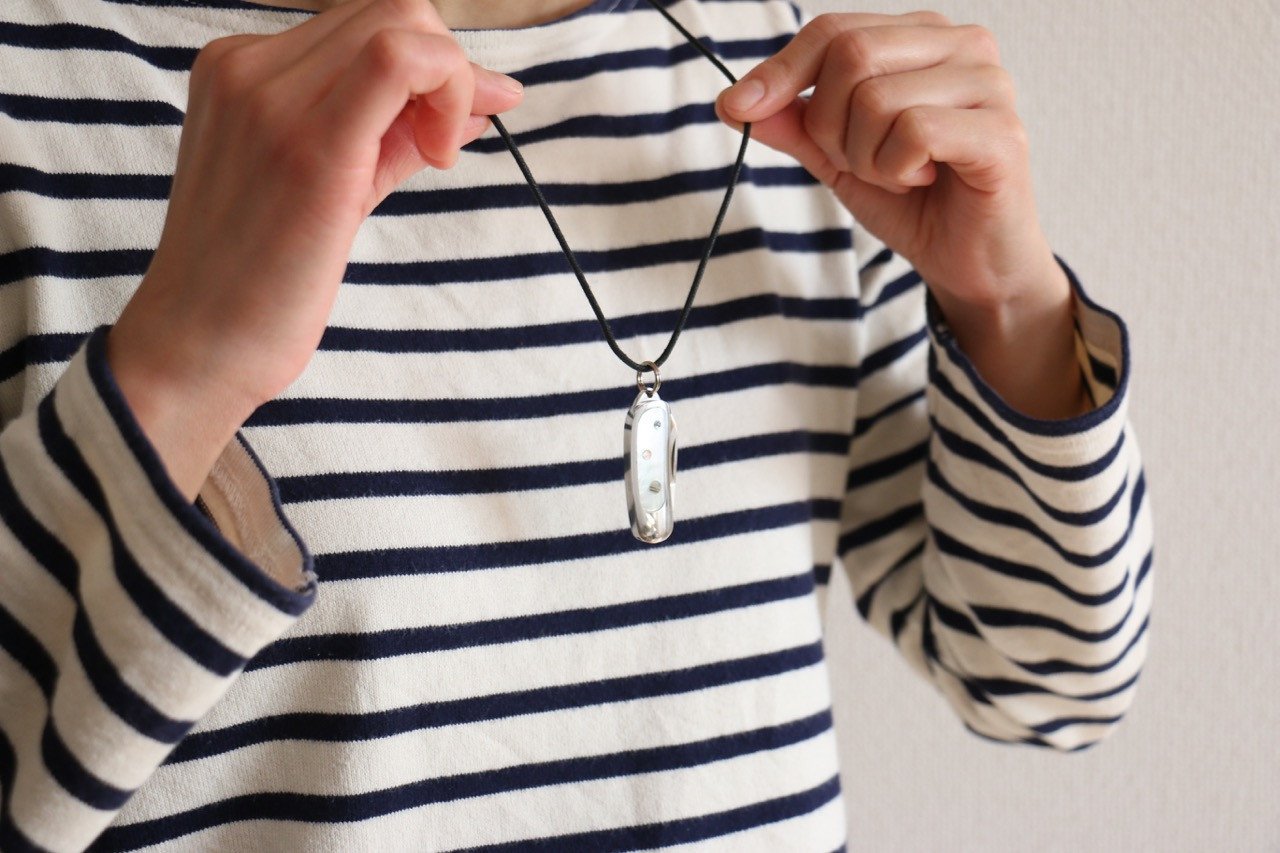 Moki Mini Pendant Pocket Knife w/ White Mother of Pearl and Abalone Circles - 清助刃物