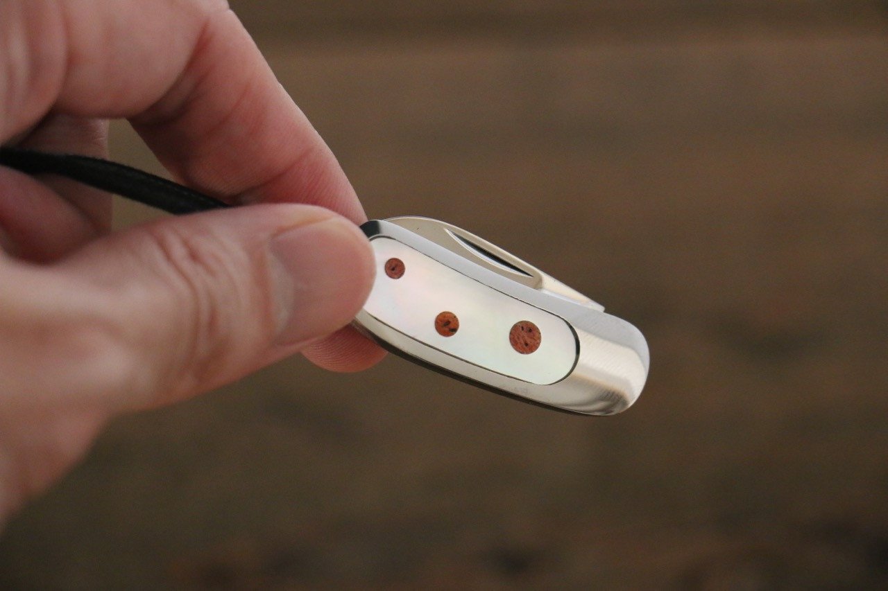 Moki Mini Pendant Pocket Knife w/ White Mother of Pearl and Apple Coral - 清助刃物