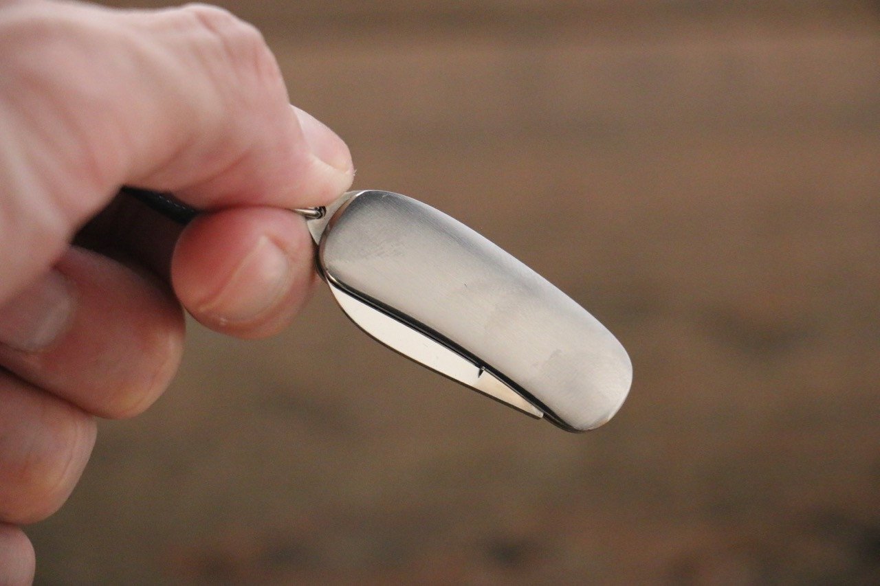 Moki Mini Pendant Pocket Knife w/ White Mother of Pearl and Apple Coral - 清助刃物