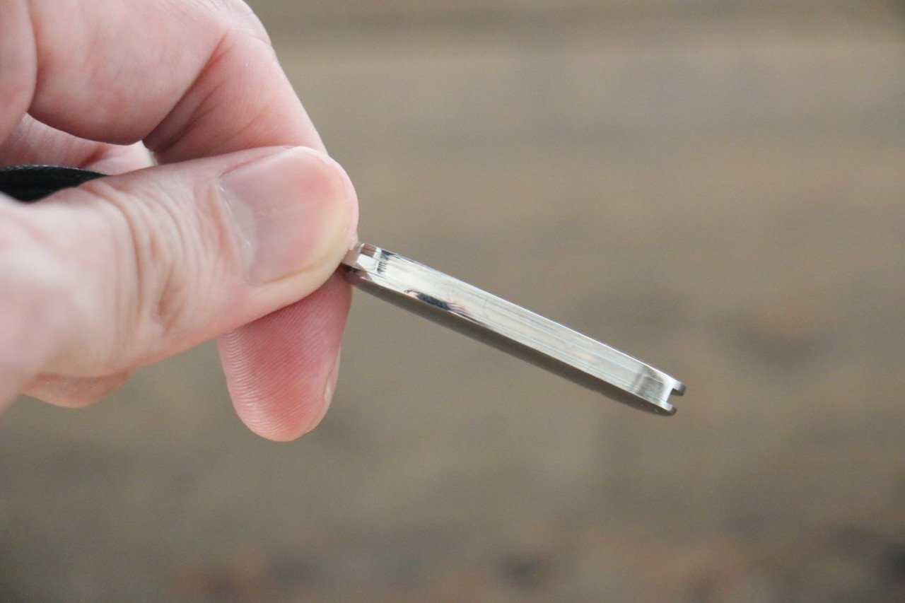 Moki Mini Pendant Pocket Knife w/ White Mother of Pearl and Apple Coral - 清助刃物