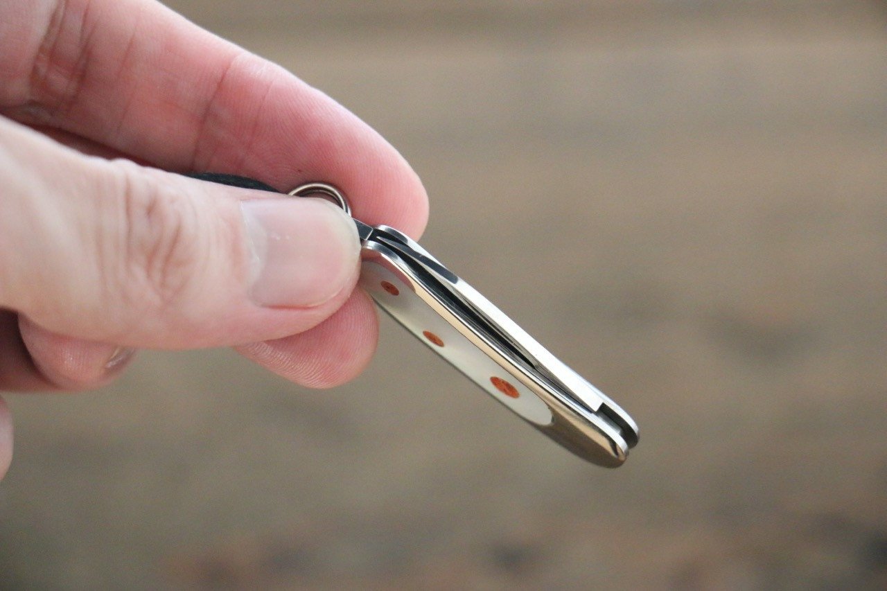 Moki Mini Pendant Pocket Knife w/ White Mother of Pearl and Apple Coral - 清助刃物