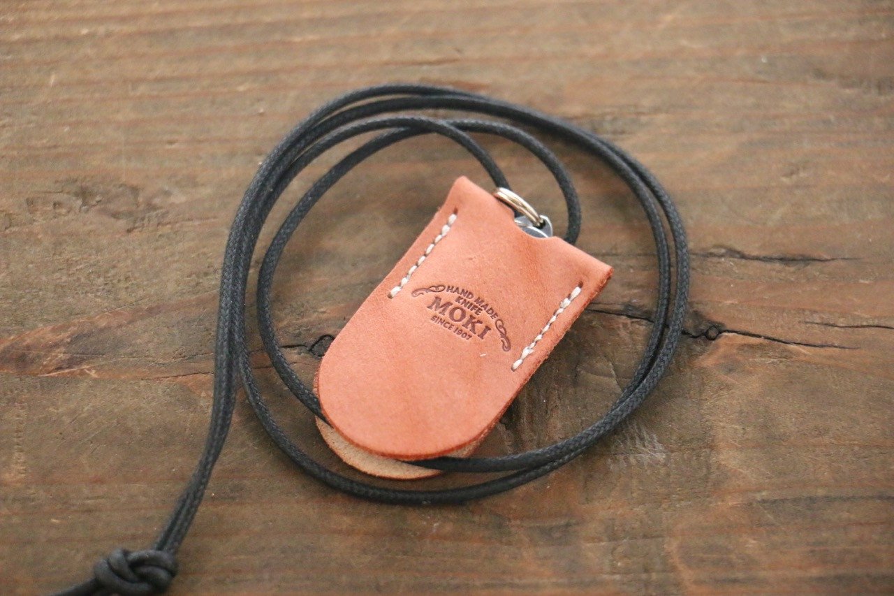 Moki Mini Pendant Pocket Knife w/ White Mother of Pearl and Apple Coral - 清助刃物