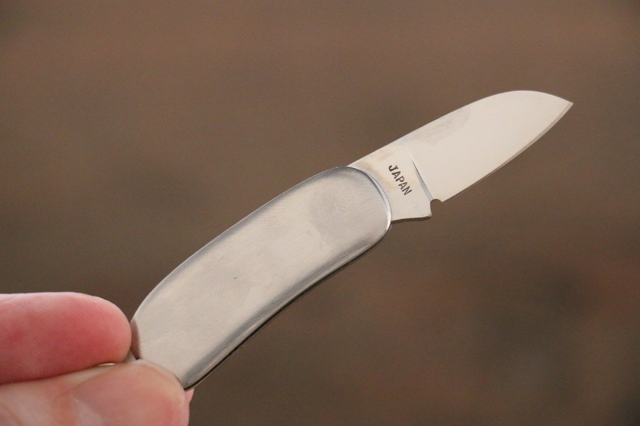 Moki Mini Pendant Pocket Knife w/ White Mother of Pearl and Apple Coral - 清助刃物