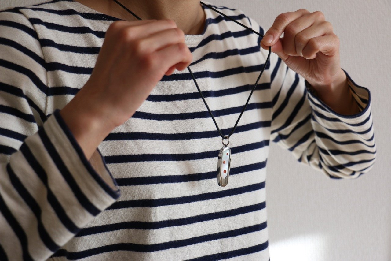 Moki Mini Pendant Pocket Knife w/ White Mother of Pearl and Apple Coral - 清助刃物