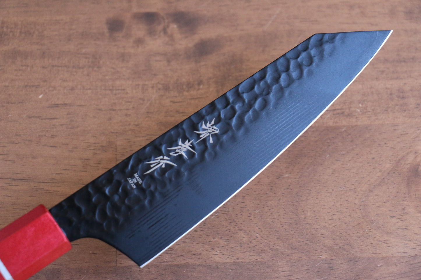 堺 孝行 黒影 V金10号 鎚目 テフロン加工 剣型三徳包丁 160mm 樫の木漆塗り(皇赤)柄 - 清助刃物