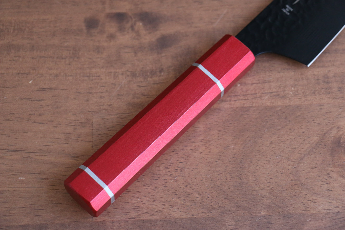 堺 孝行 黒影 V金10号 鎚目 テフロン加工 剣型三徳包丁 160mm 樫の木漆塗り(皇赤)柄 - 清助刃物