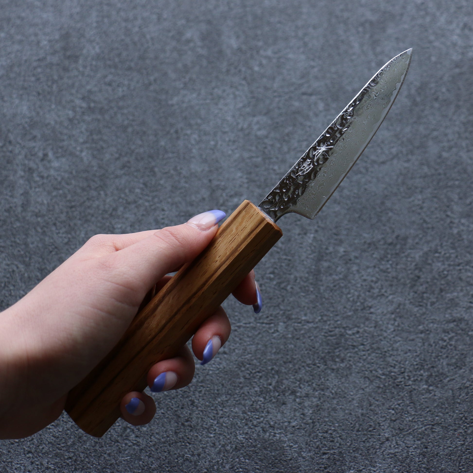 清助 月影 AUS10 磨き仕上げ 鎚目 ダマスカス ペティーナイフ  80mm 樫柄 - 清助刃物