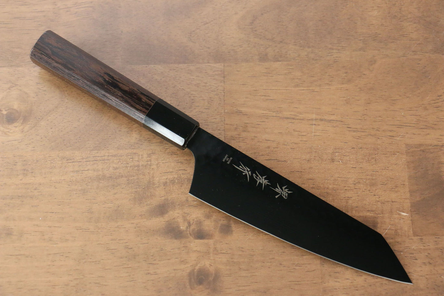 堺 孝行 黒影 V金10号 鎚目 テフロン加工 剣型三徳包丁 160mm ウエンジ柄 - 清助刃物