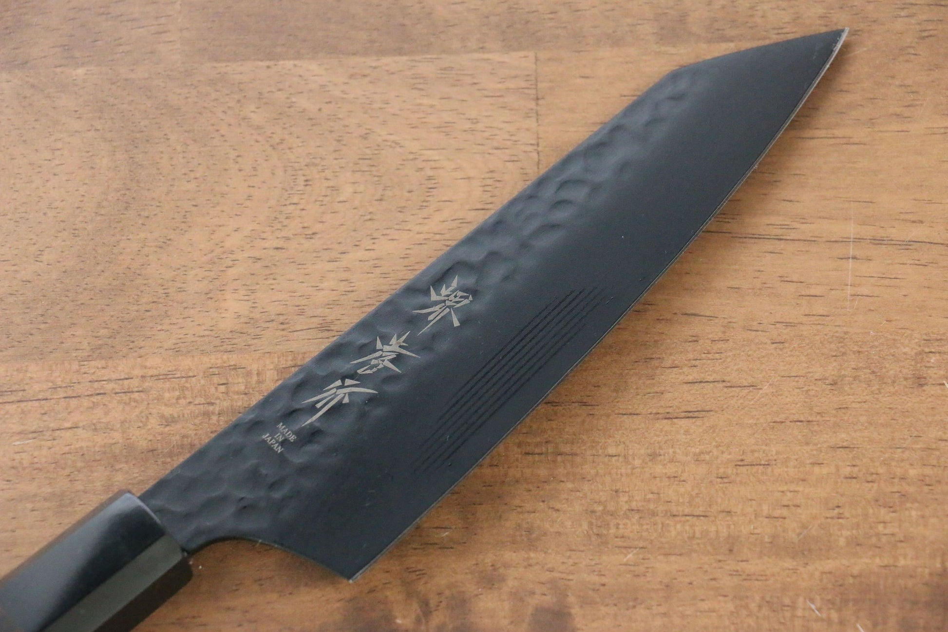 堺 孝行 黒影 V金10号 鎚目 テフロン加工 剣型三徳包丁 160mm ウエンジ柄 - 清助刃物