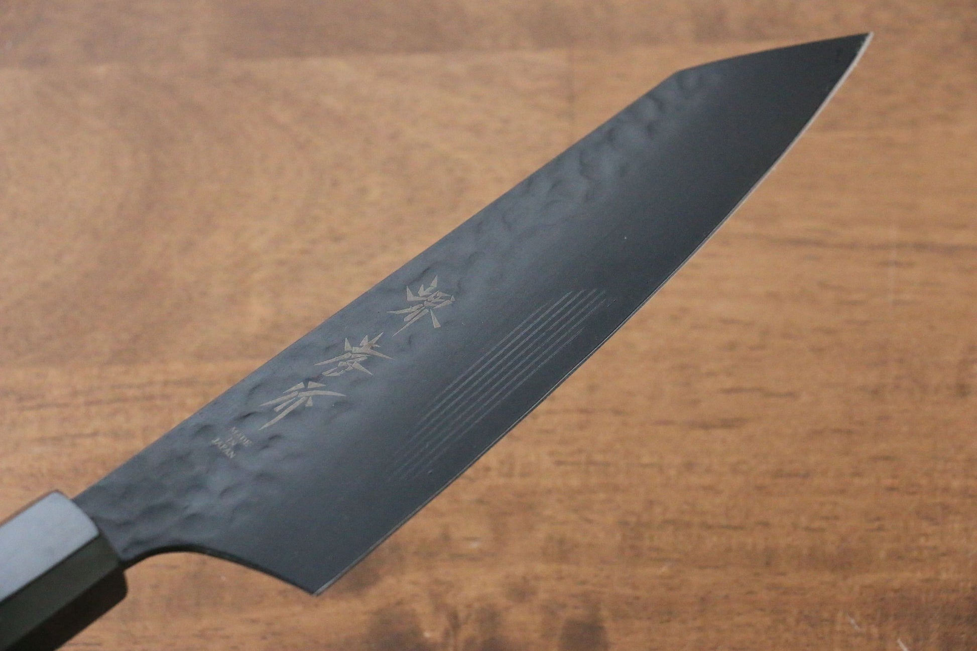 堺 孝行 黒影 V金10号 鎚目 テフロン加工 剣型三徳包丁 160mm ウエンジ柄 - 清助刃物