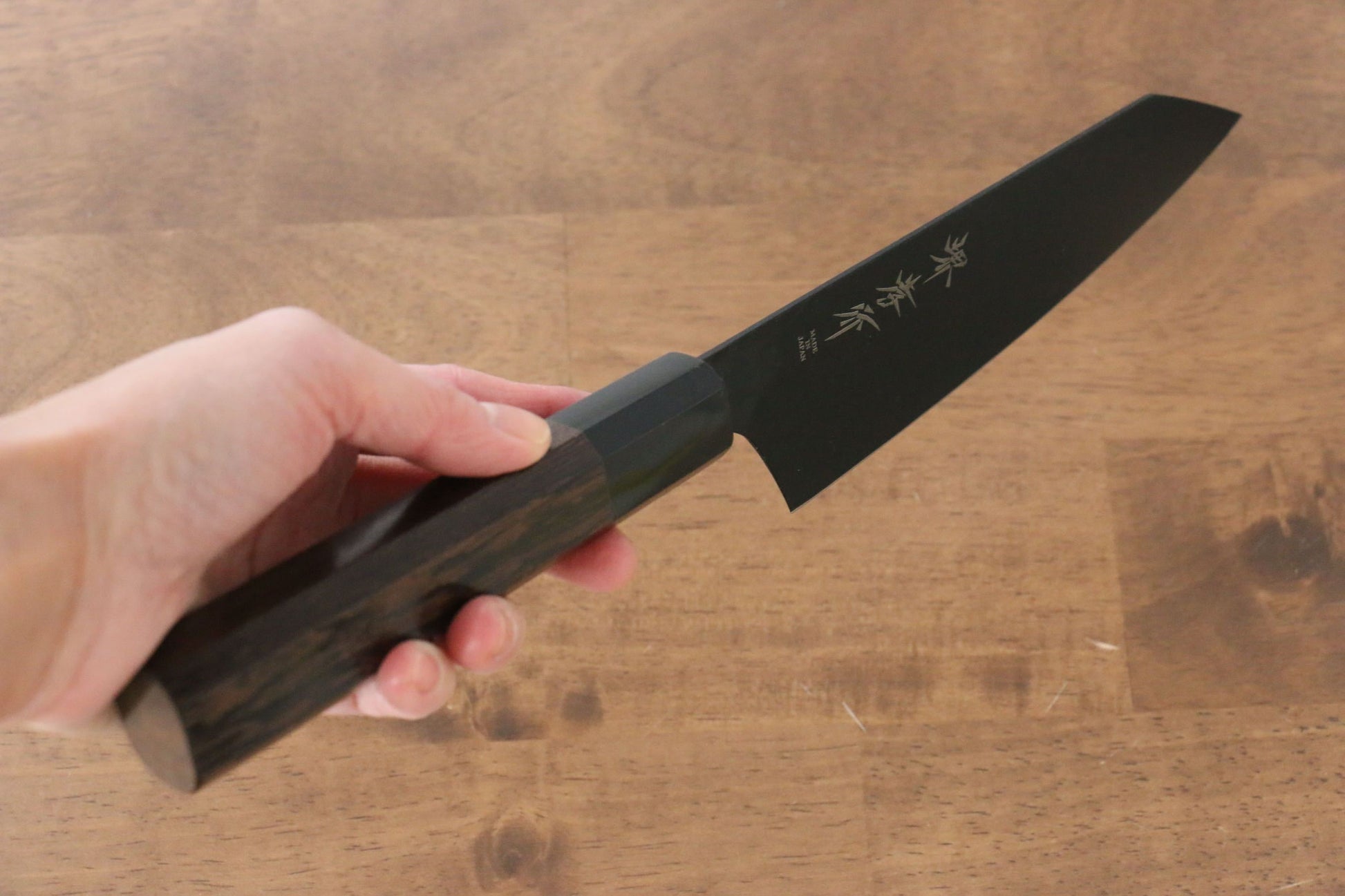 堺 孝行 黒影 V金10号 鎚目 テフロン加工 剣型三徳包丁 160mm ウエンジ柄 - 清助刃物