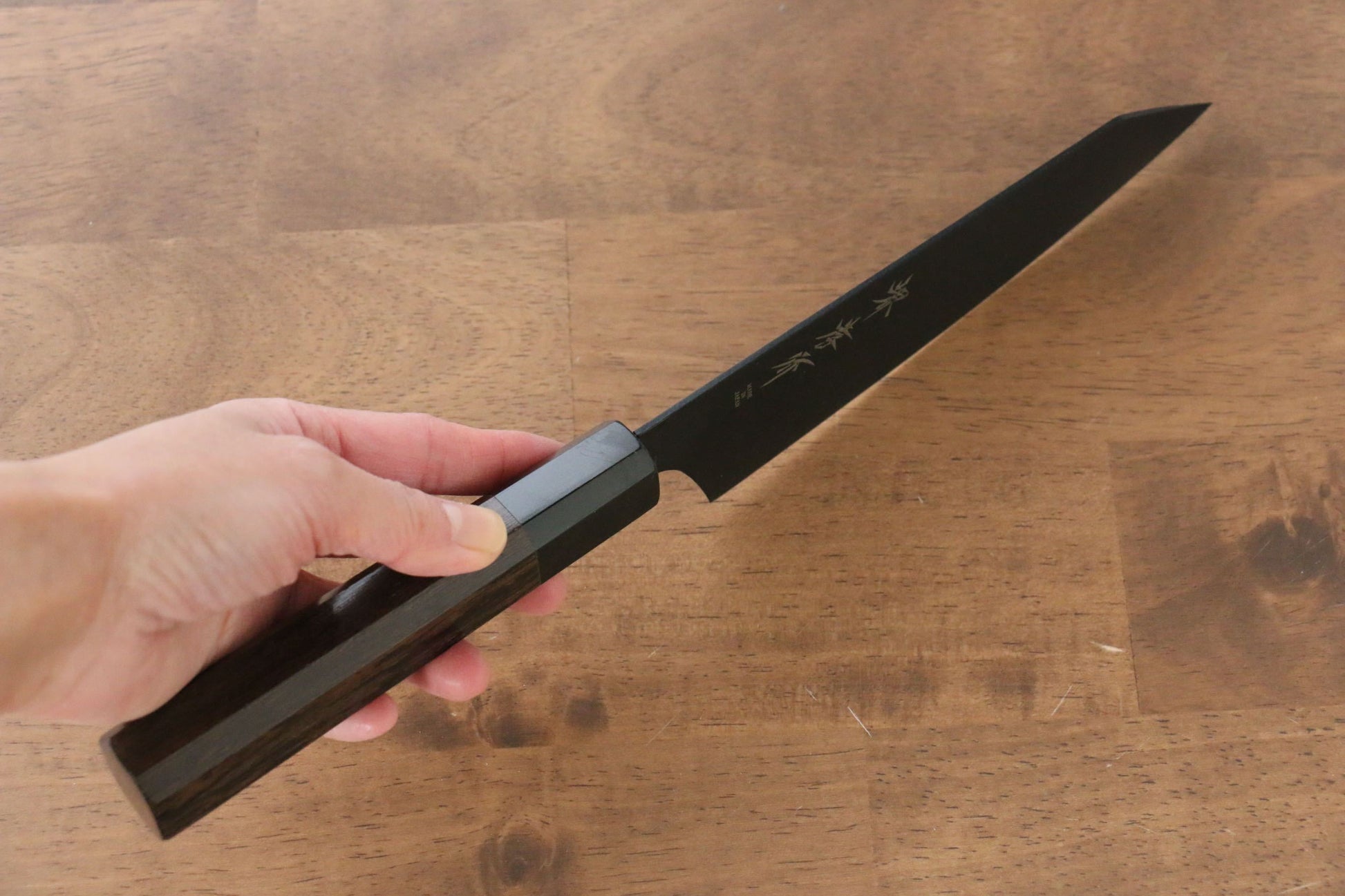 堺 孝行 黒影 V金10号 鎚目 テフロン加工 剣型三徳包丁 160mm ウエンジ柄 - 清助刃物