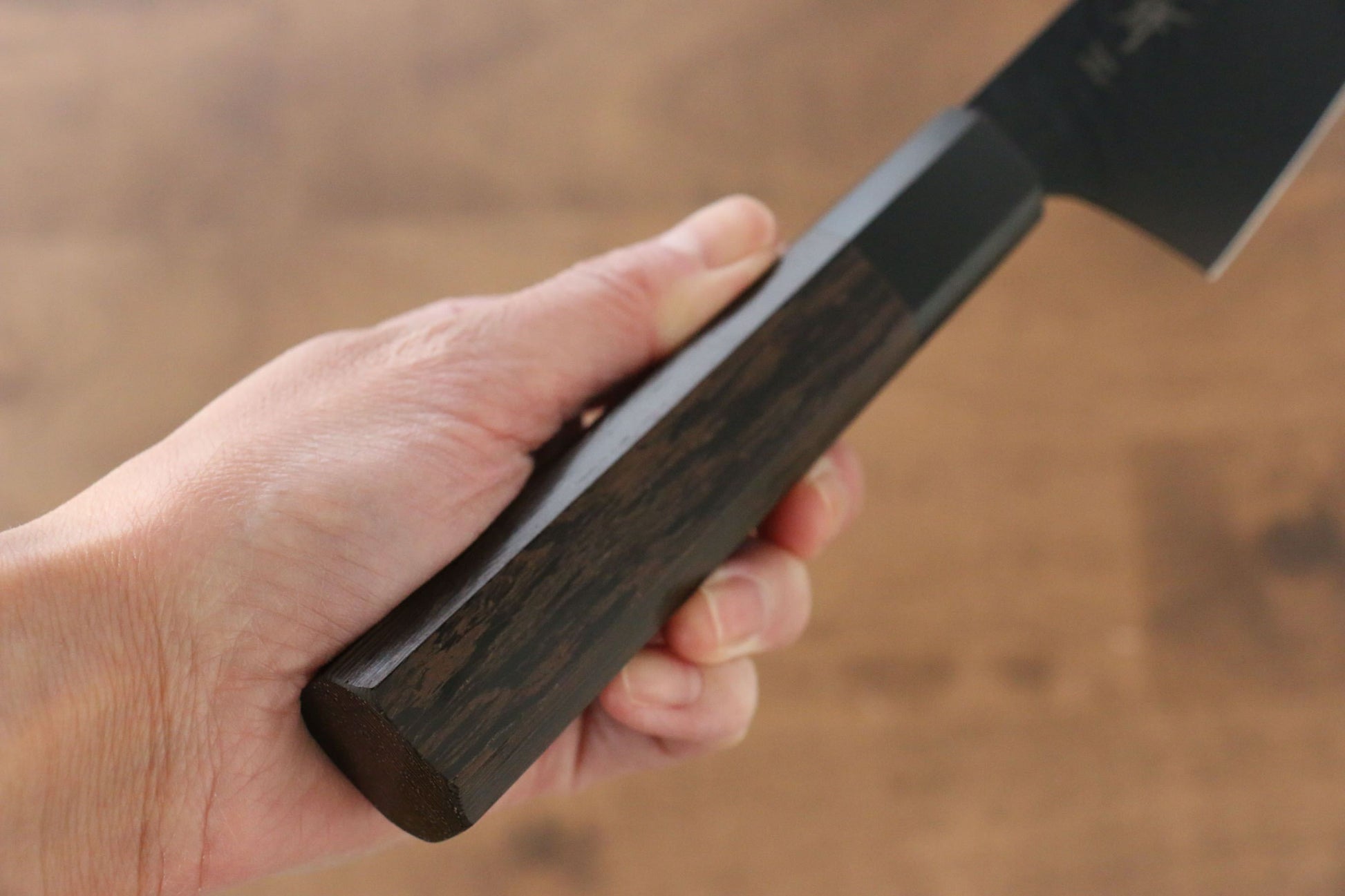 堺 孝行 黒影 V金10号 鎚目 テフロン加工 剣型三徳包丁 160mm ウエンジ柄 - 清助刃物