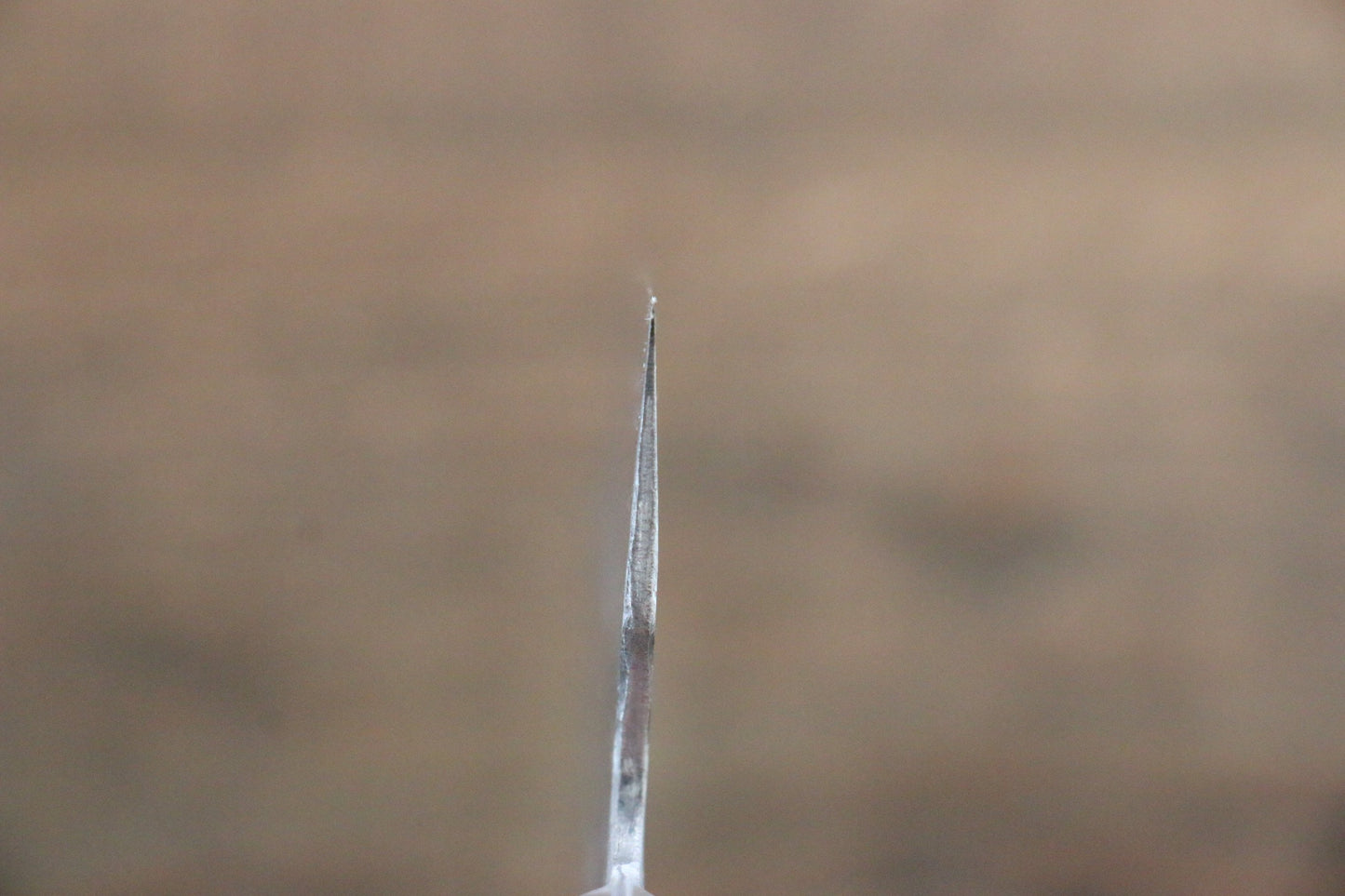 藤原 照康 幻の名刀 白一鋼 梨地鎚目 牛刀包丁 210mm 黒合板柄 - 清助刃物