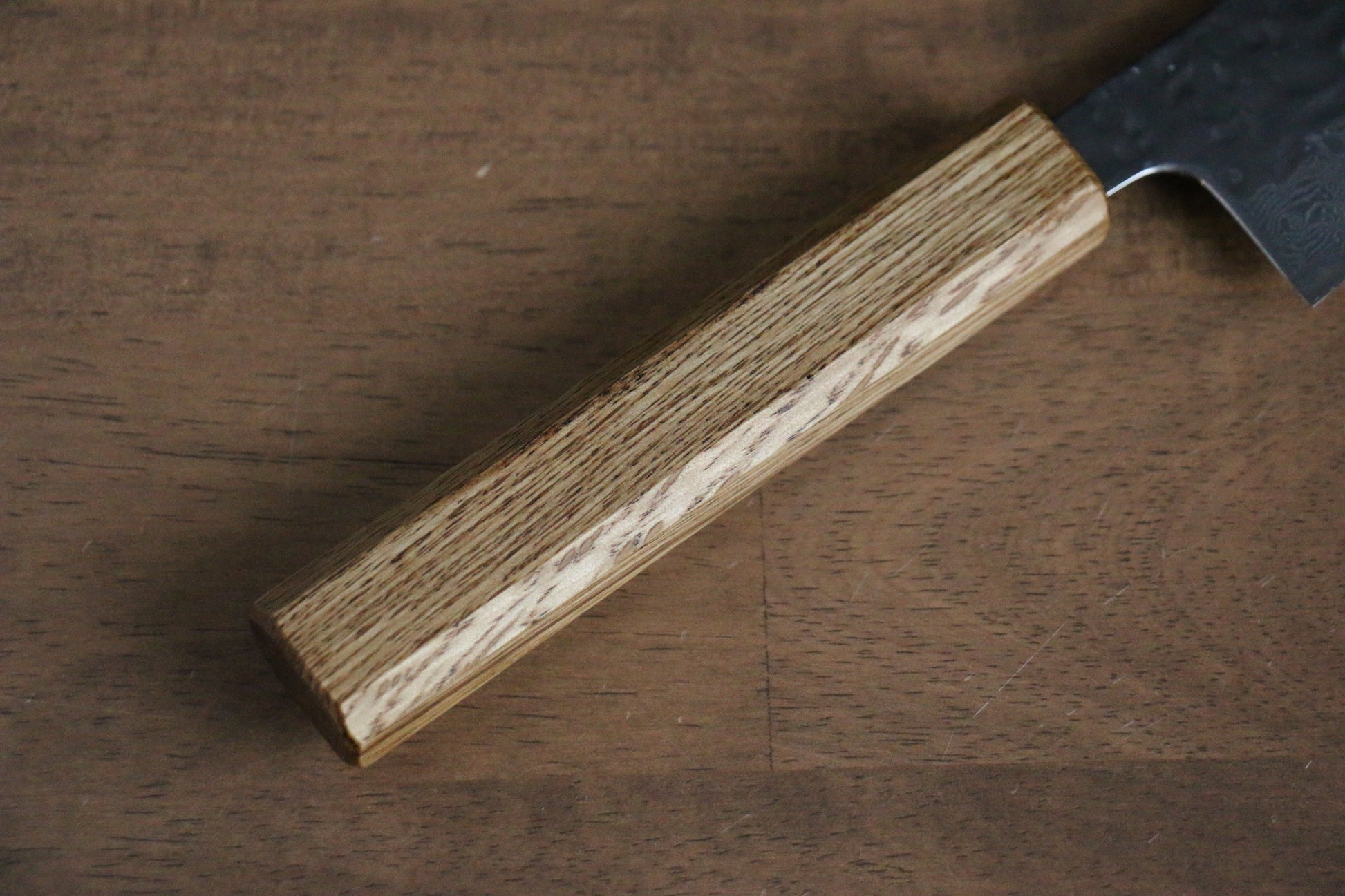 清助 月影 AUS10 磨き仕上げ 鎚目 ダマスカス 牛刀包丁  180mm 樫柄 - 清助刃物