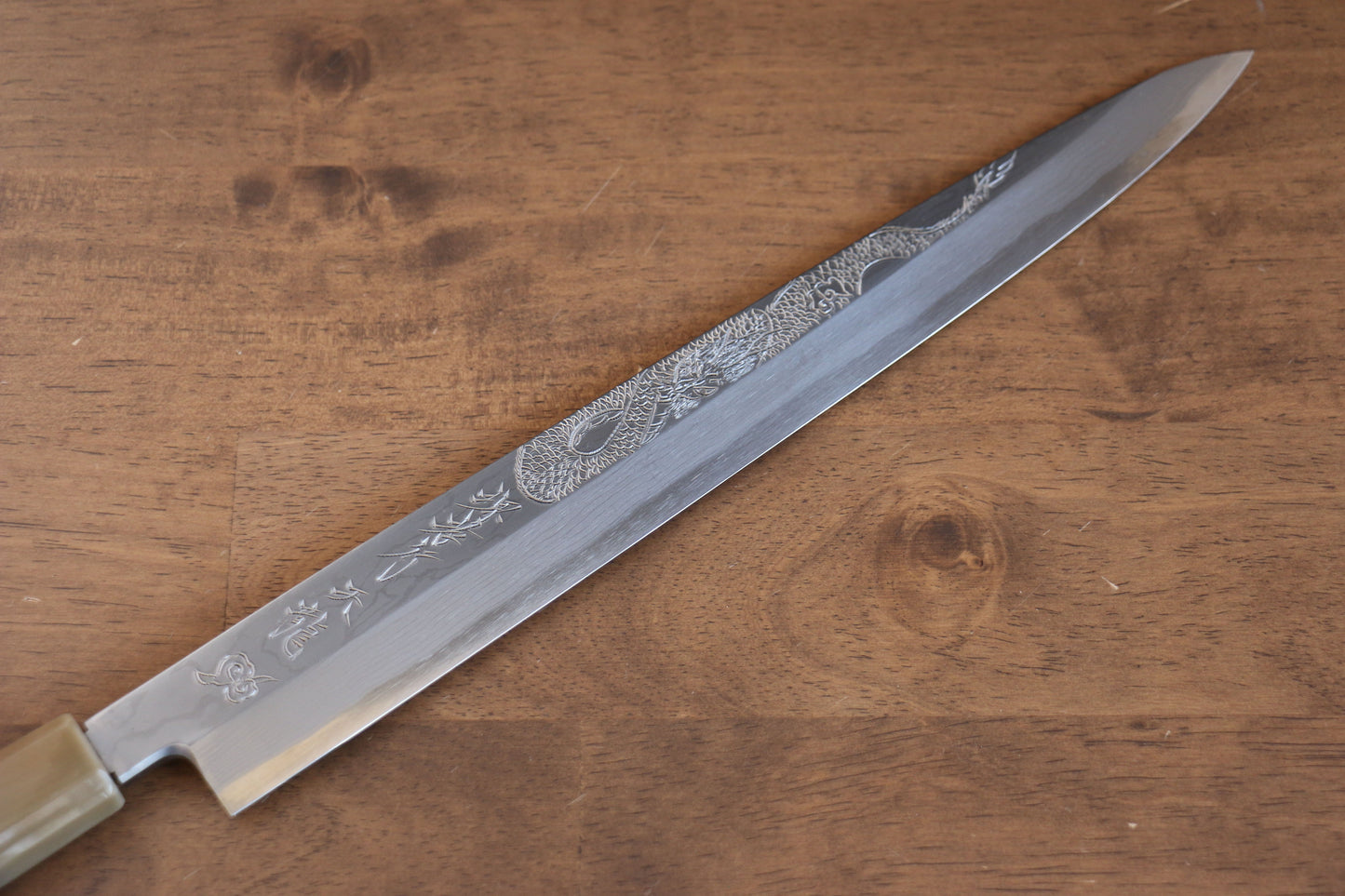 堺 孝行 天龍 うずしお 青ニ鋼 ドラゴンの彫刻入り 柳刃包丁 300mm 赤黒檀柄 鞘付き - 清助刃物